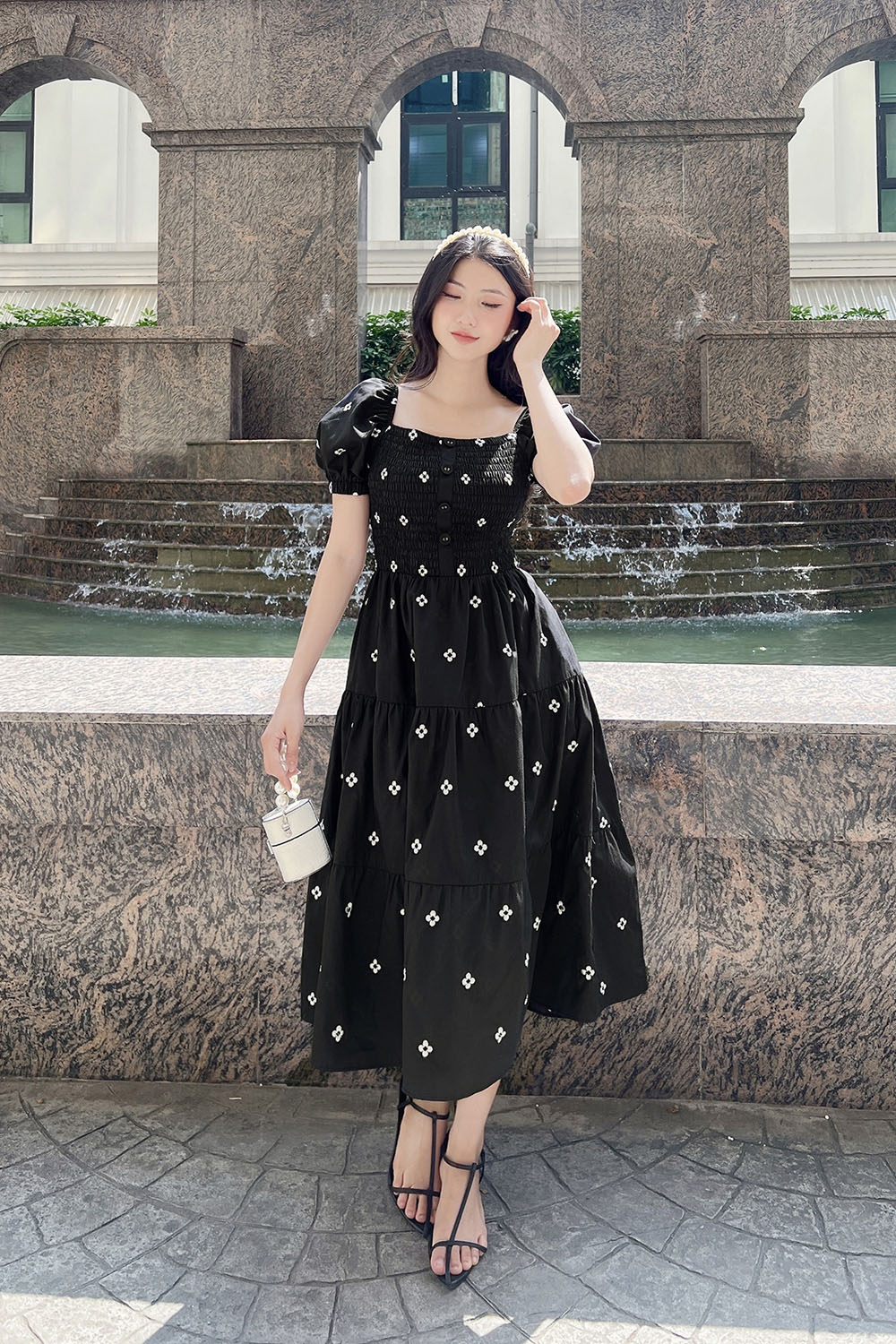 Đầm xòe đen thêu hoa nhí trắng cổ vuông