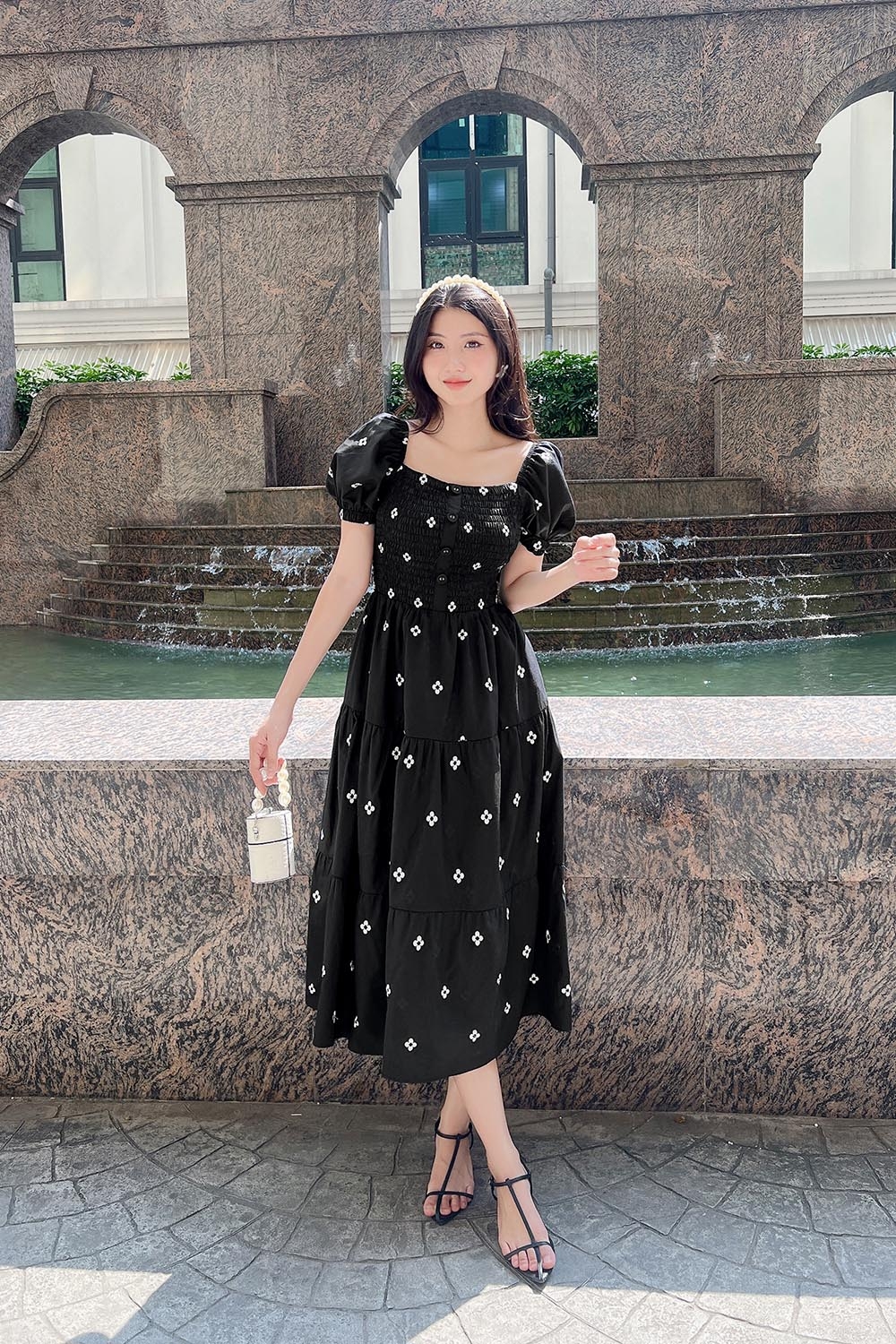 Đầm xòe đen thêu hoa nhí trắng cổ vuông