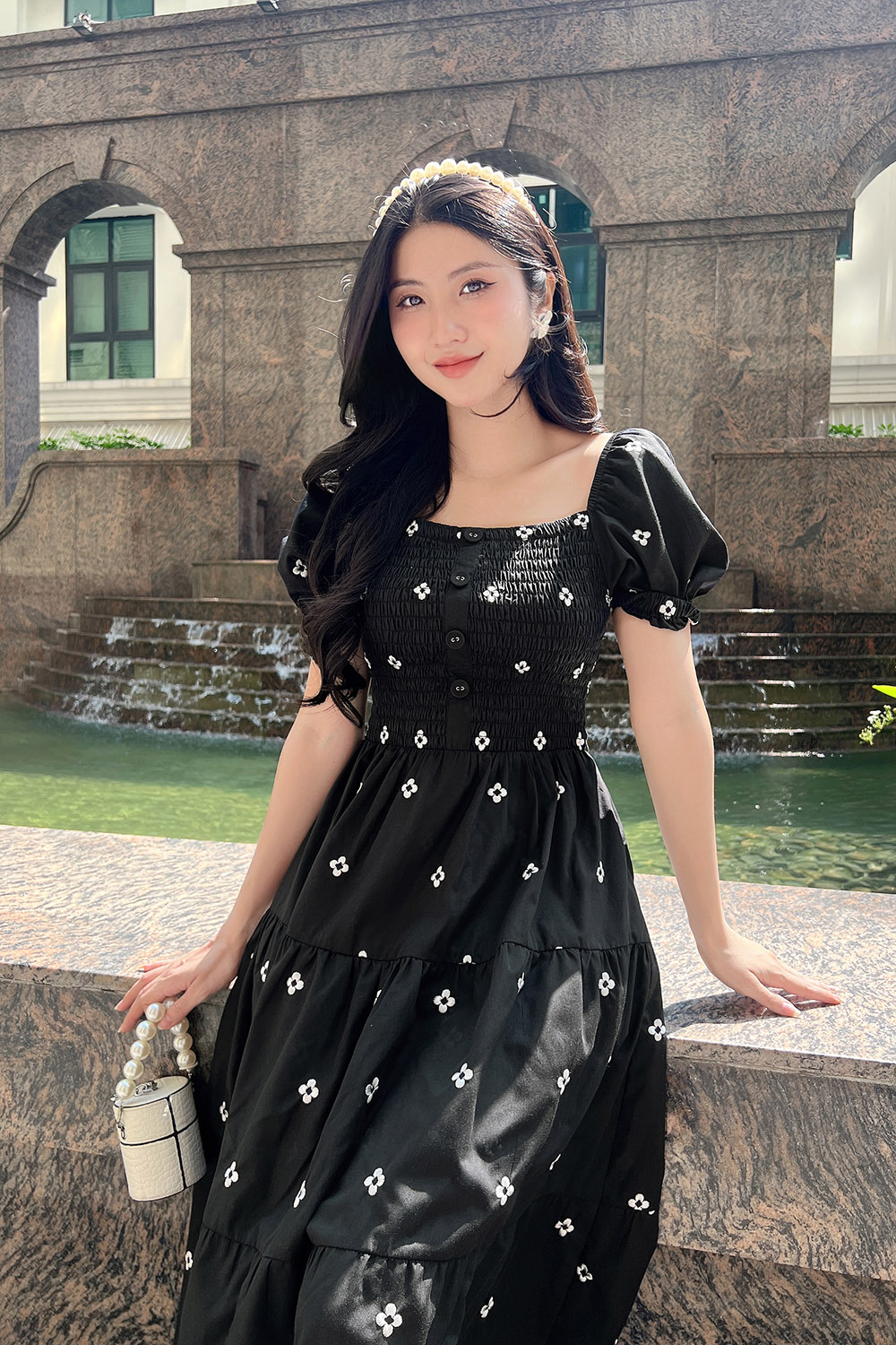 Đầm xòe đen thêu hoa nhí trắng cổ vuông