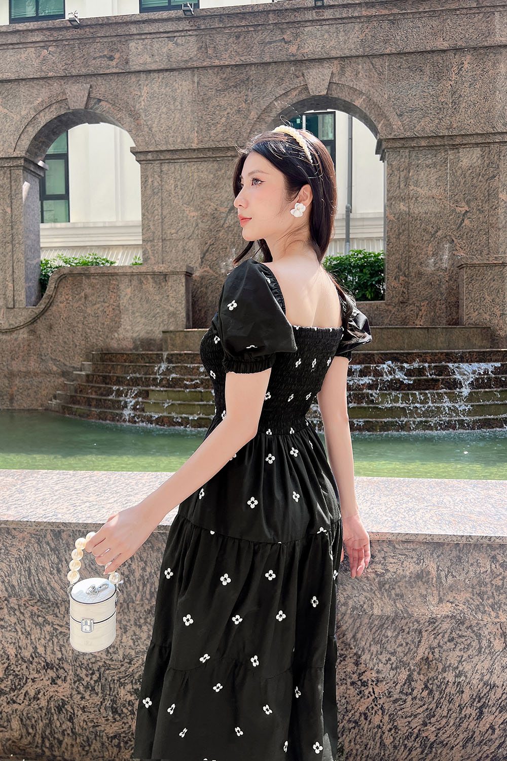 Đầm xòe đen thêu hoa nhí trắng cổ vuông