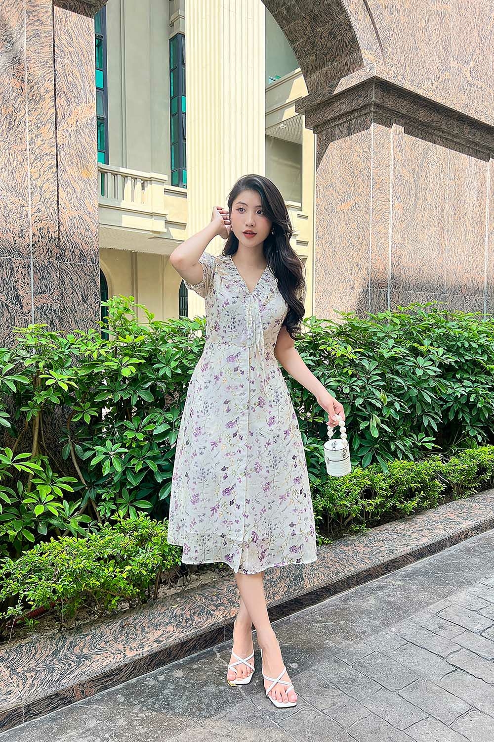 Đầm hoa trắng dáng chữ A cổ phối nơ