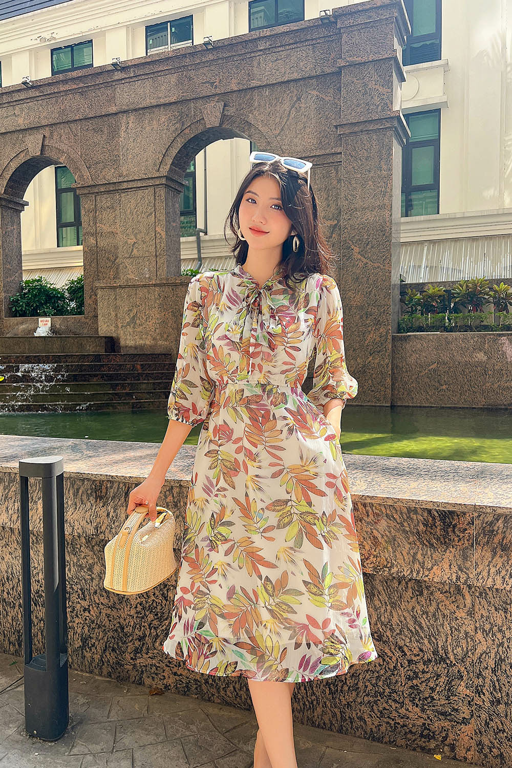 Đầm xòe chữ a màu kem họa tiết lá to
