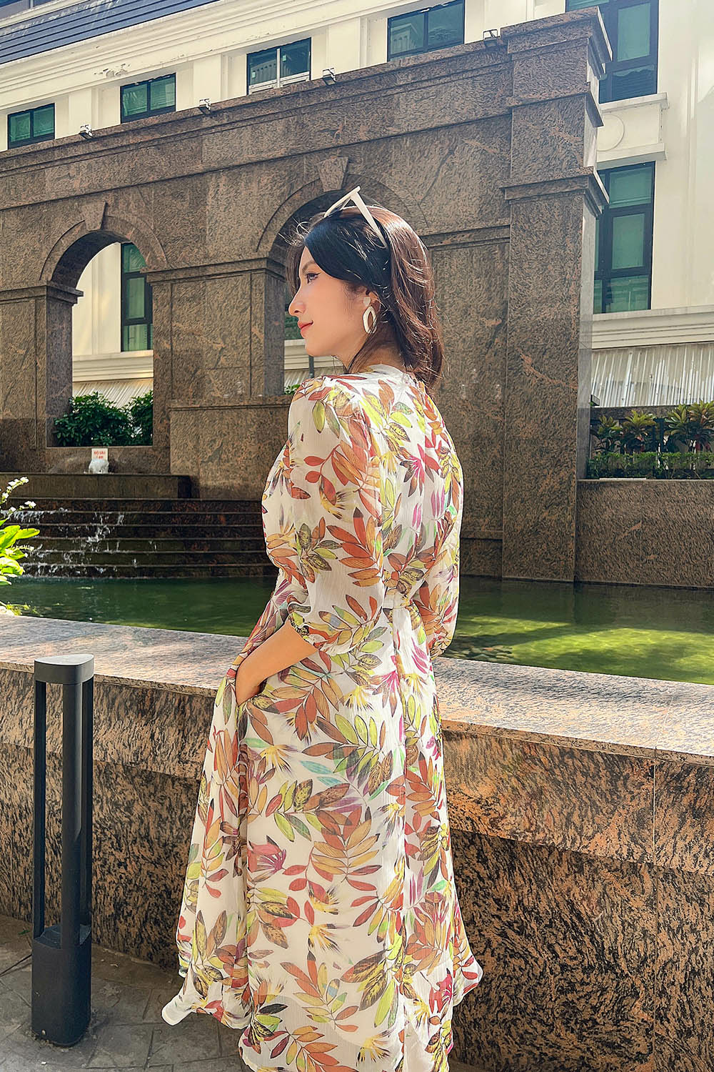 Đầm xòe chữ a màu kem họa tiết lá to