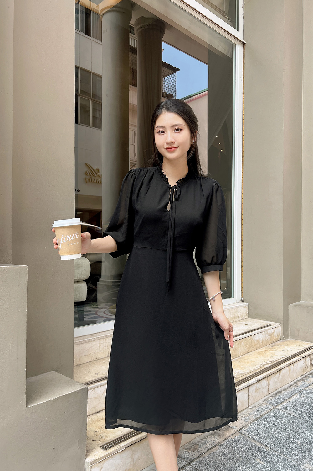 Đầm đen công sở dáng xòe tay lỡ cổ phối nơ