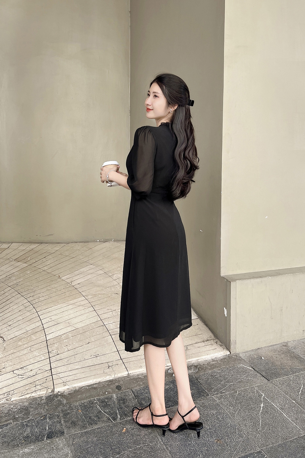 Đầm đen công sở dáng xòe tay lỡ cổ phối nơ