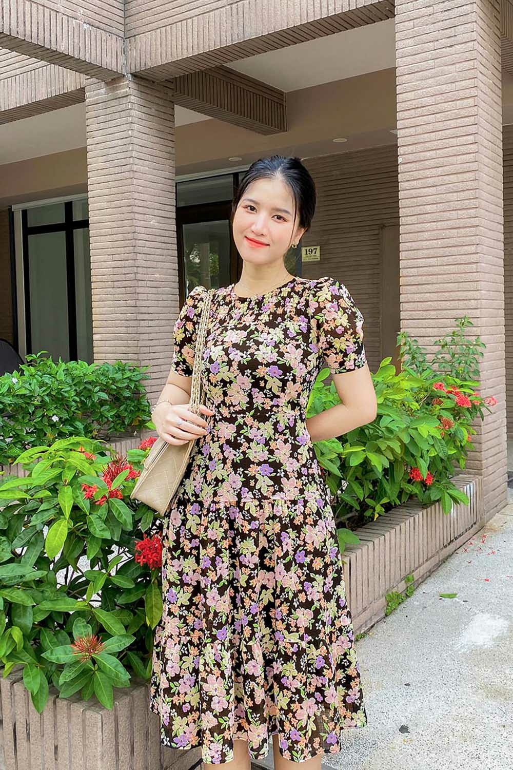 Đầm xòe đuôi cá nền đen họa tiết hoa nhiều màu