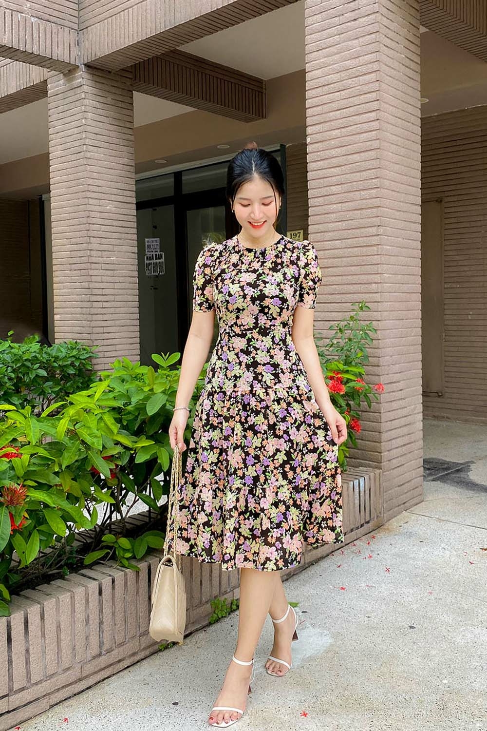 Đầm xòe đuôi cá nền đen họa tiết hoa nhiều màu