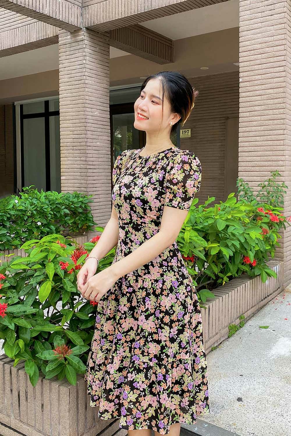 Đầm xòe đuôi cá nền đen họa tiết hoa nhiều màu