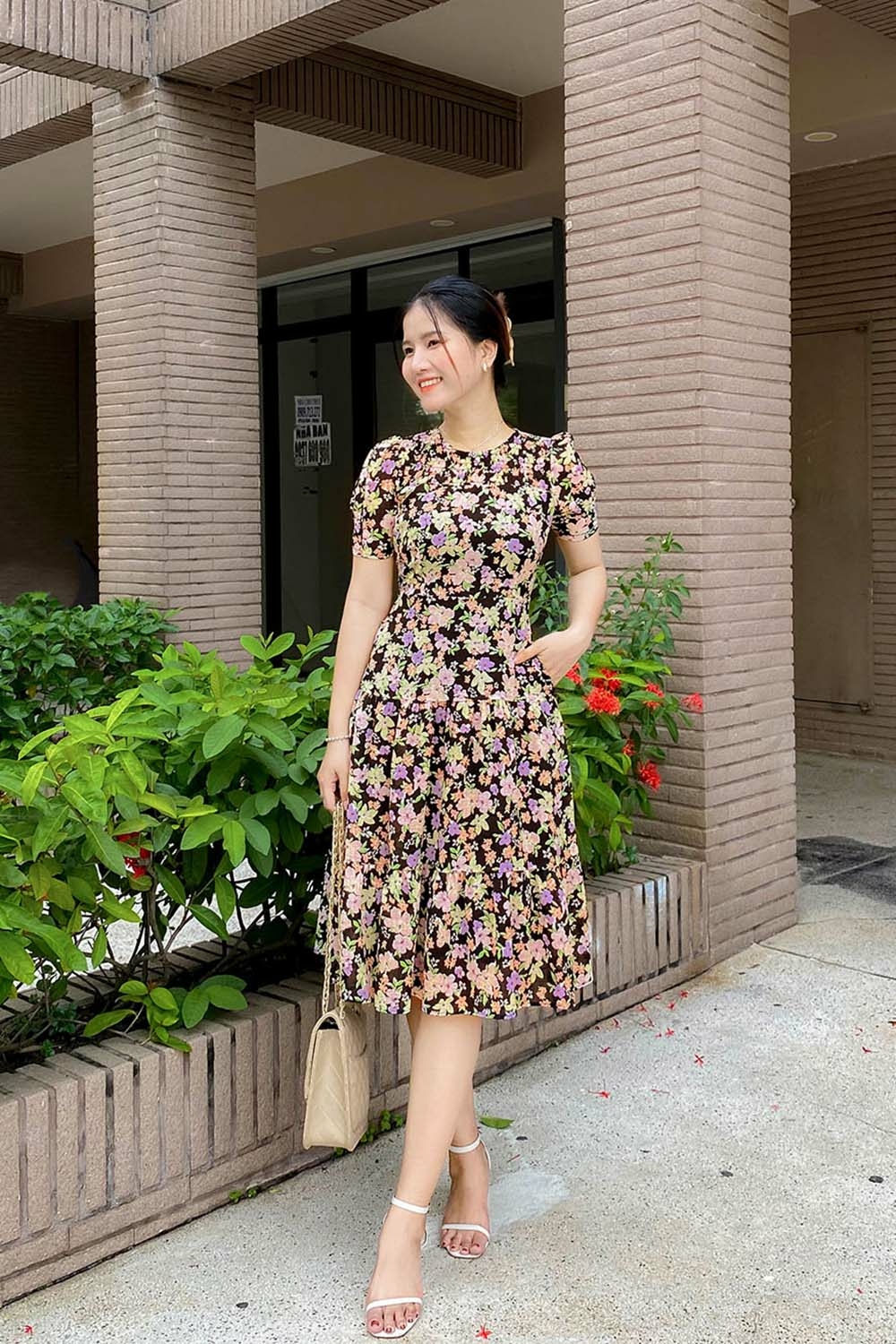 Đầm xòe đuôi cá nền đen họa tiết hoa nhiều màu