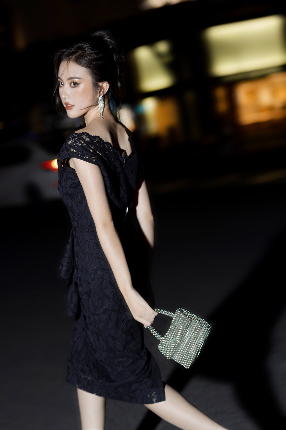 Đầm ren đen dự tiệc sát nách dáng ôm