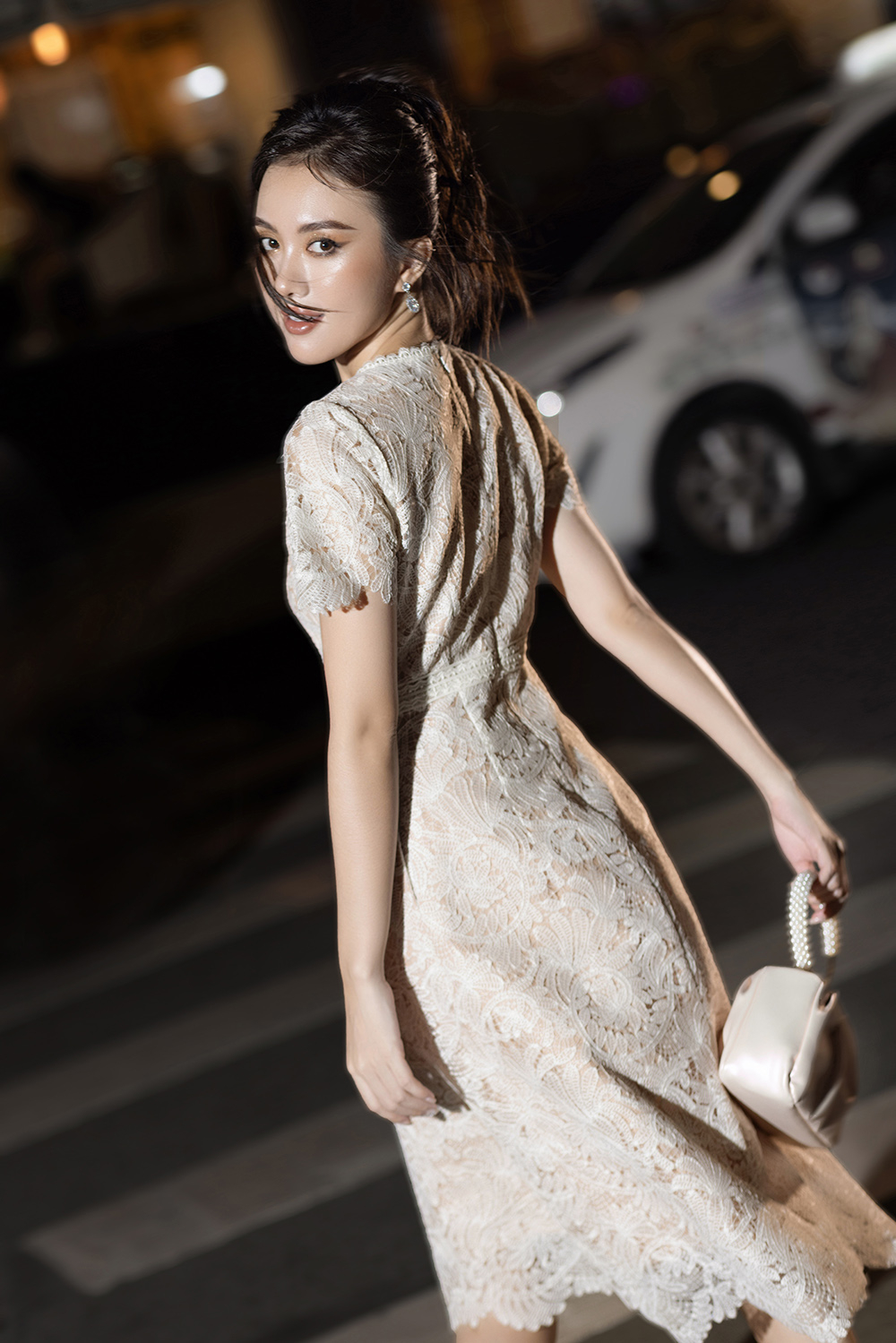 Đầm ren trắng dự tiệc phối đăng ten dáng chữ A