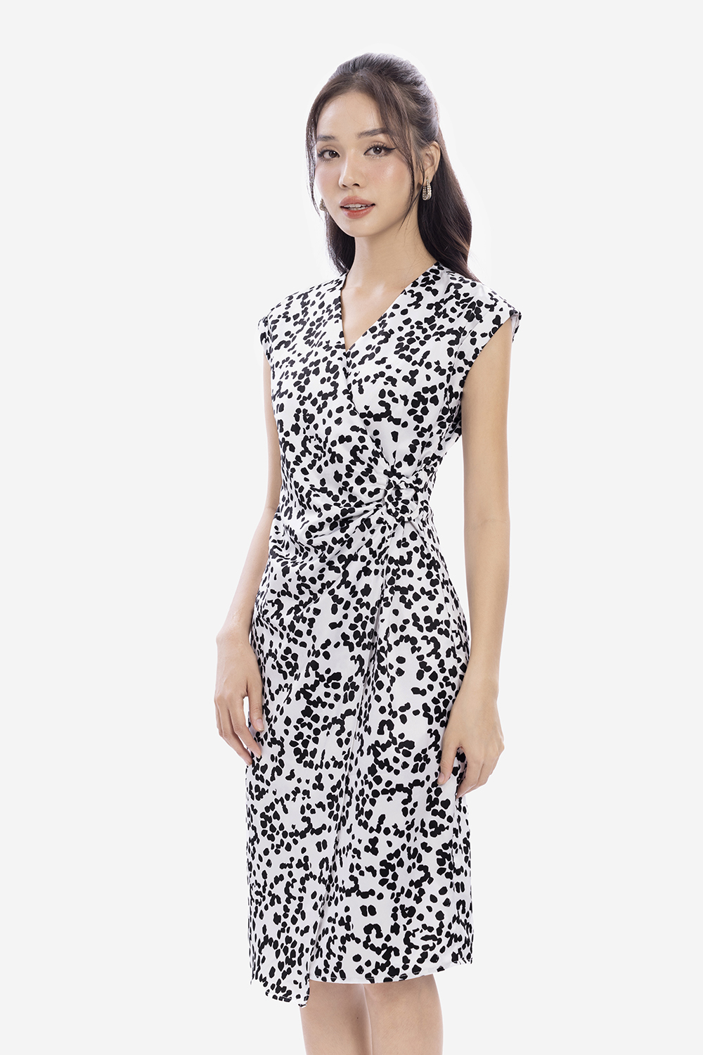 Đầm công sở wrap dress nền trắng họa tiết đen