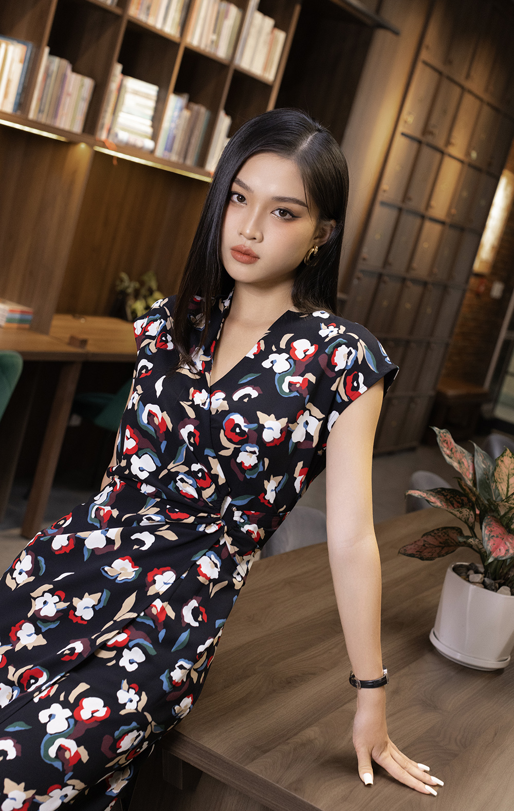 Đầm ôm công sở nền đen hoạ tiết hoa