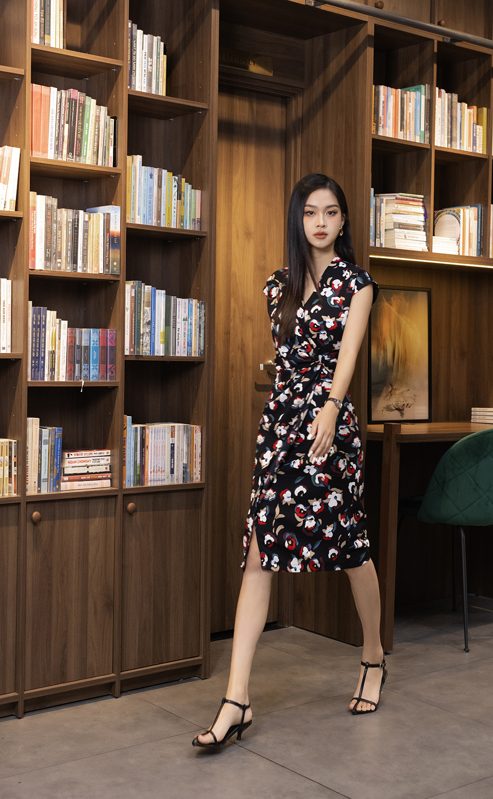 Đầm ôm công sở nền đen hoạ tiết hoa KK165-19