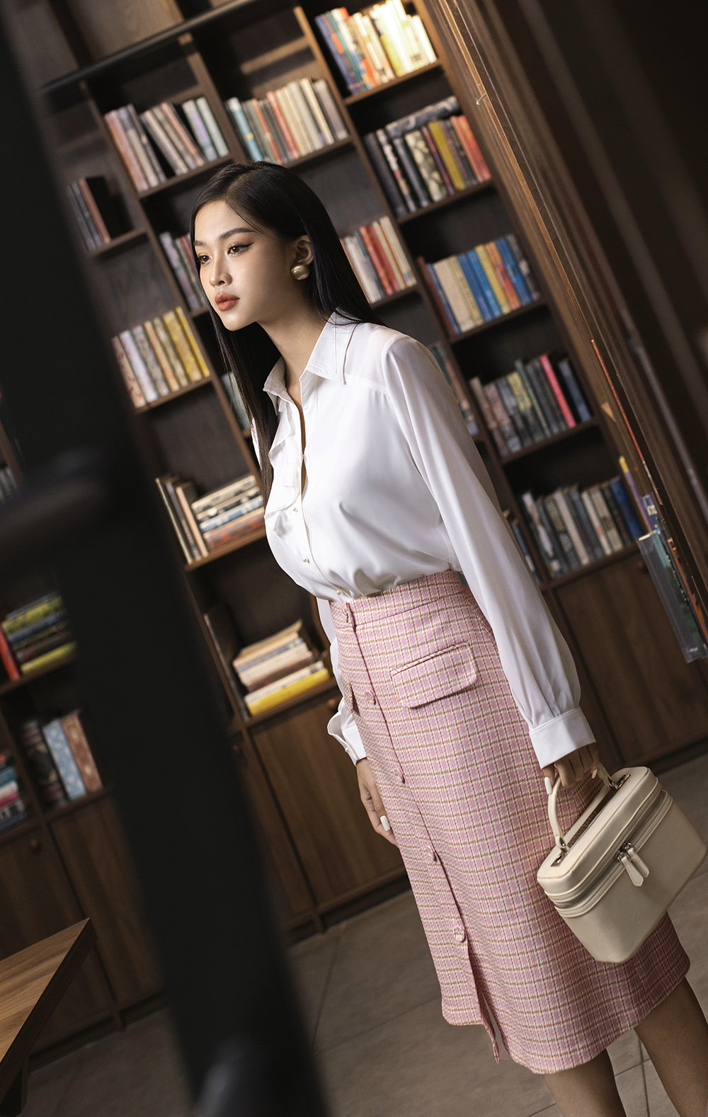 Chân váy chữ A caro hồng ngang gối