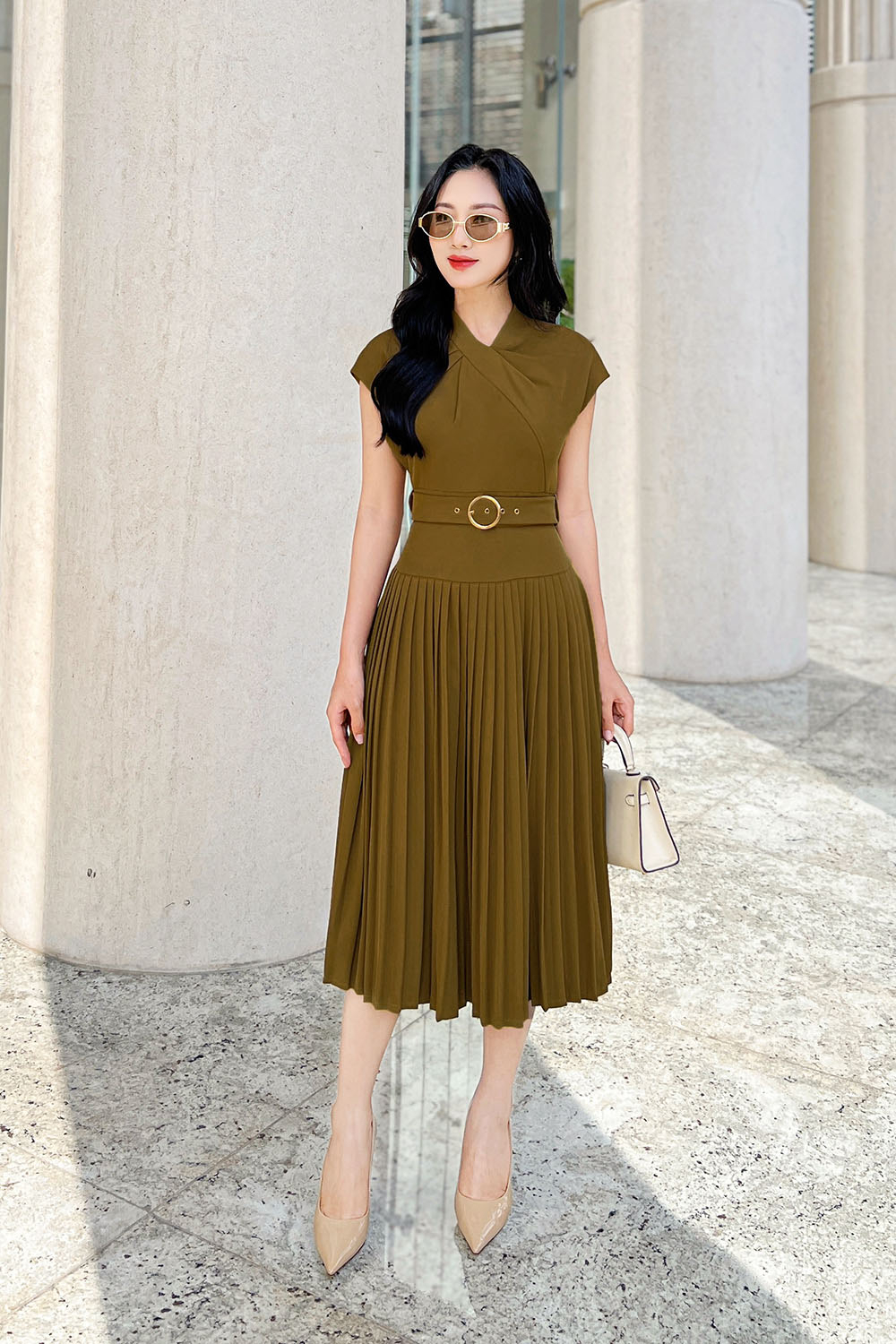 Đầm xòe xếp ly tay hến cổ xoắn