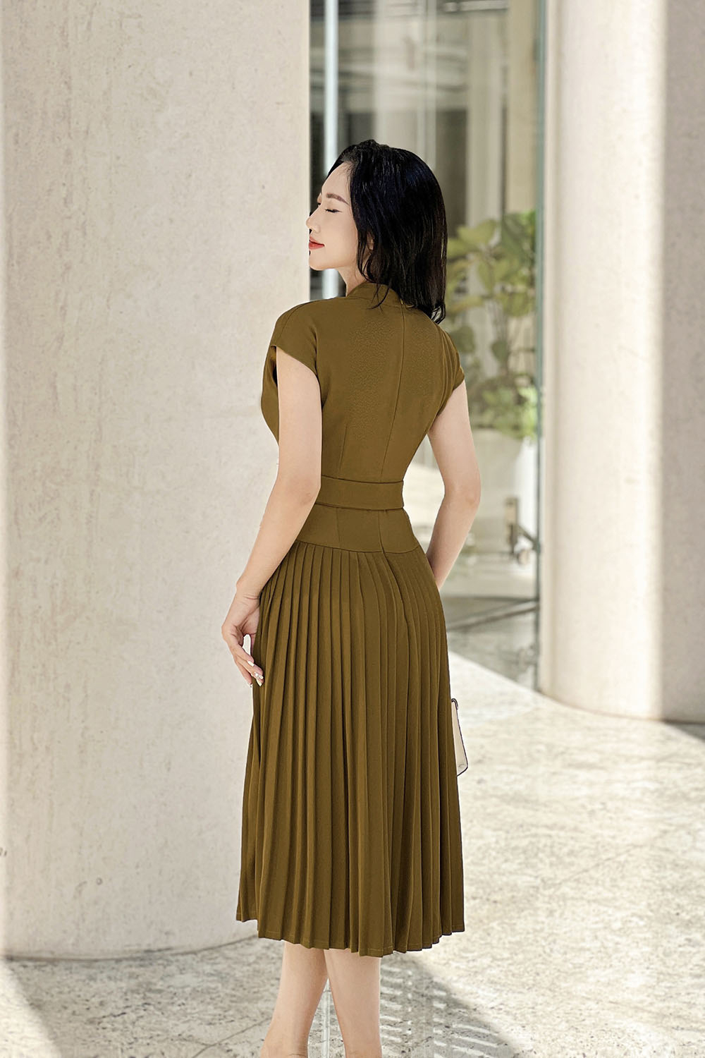 Đầm xòe xếp ly tay hến cổ xoắn