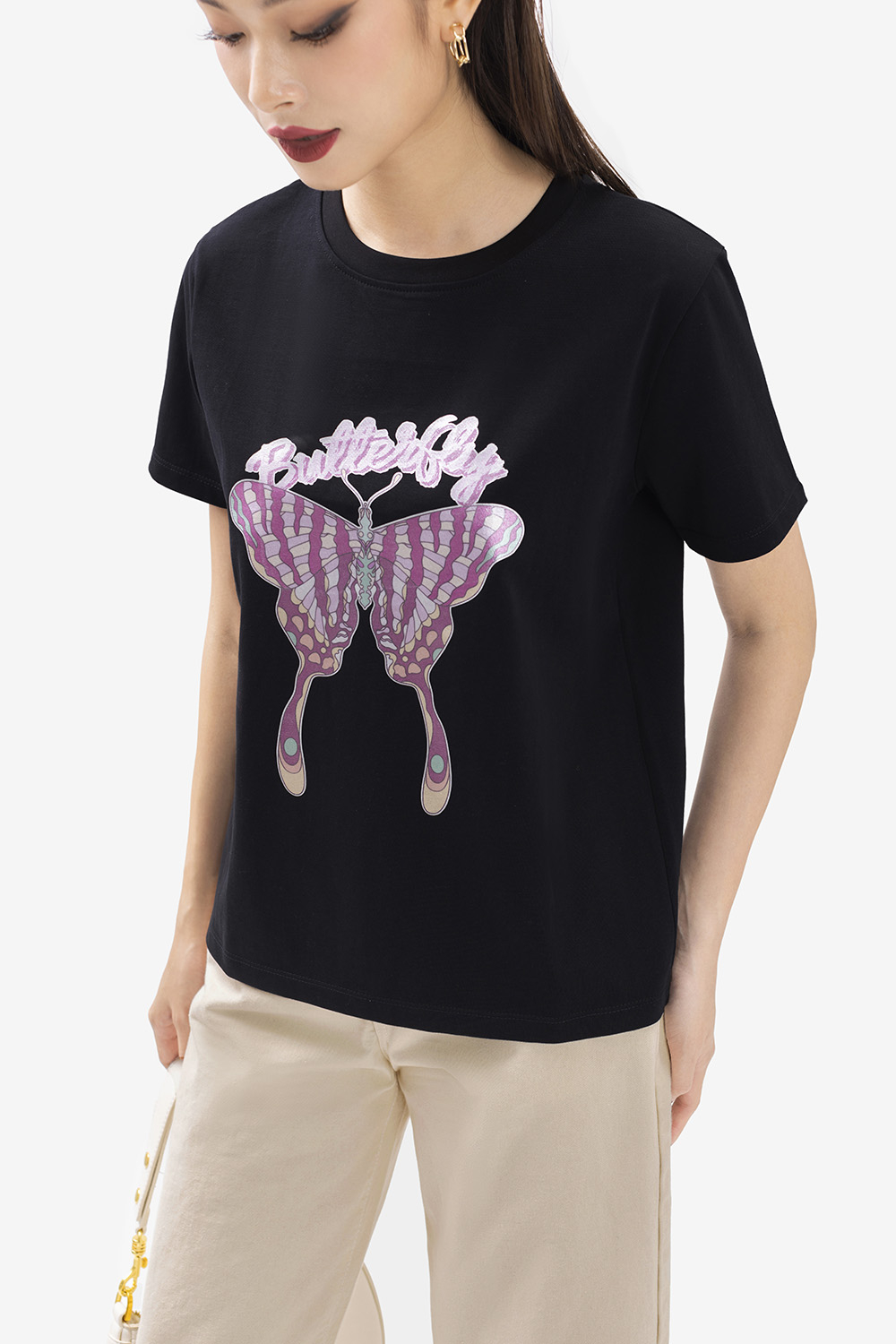 Áo thun nữ màu đen in hình bướm