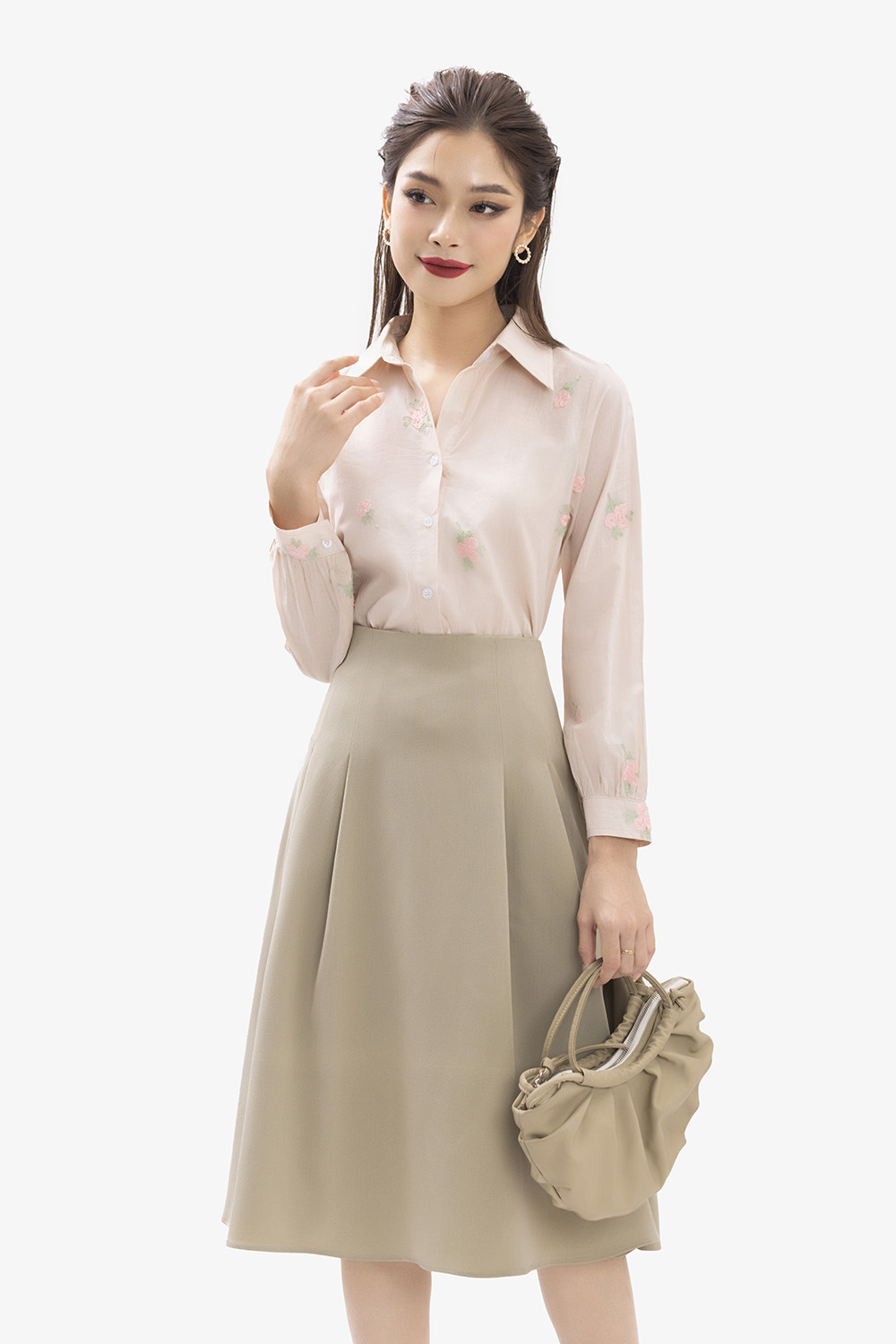 Chân váy xòe dài xếp ly màu kem