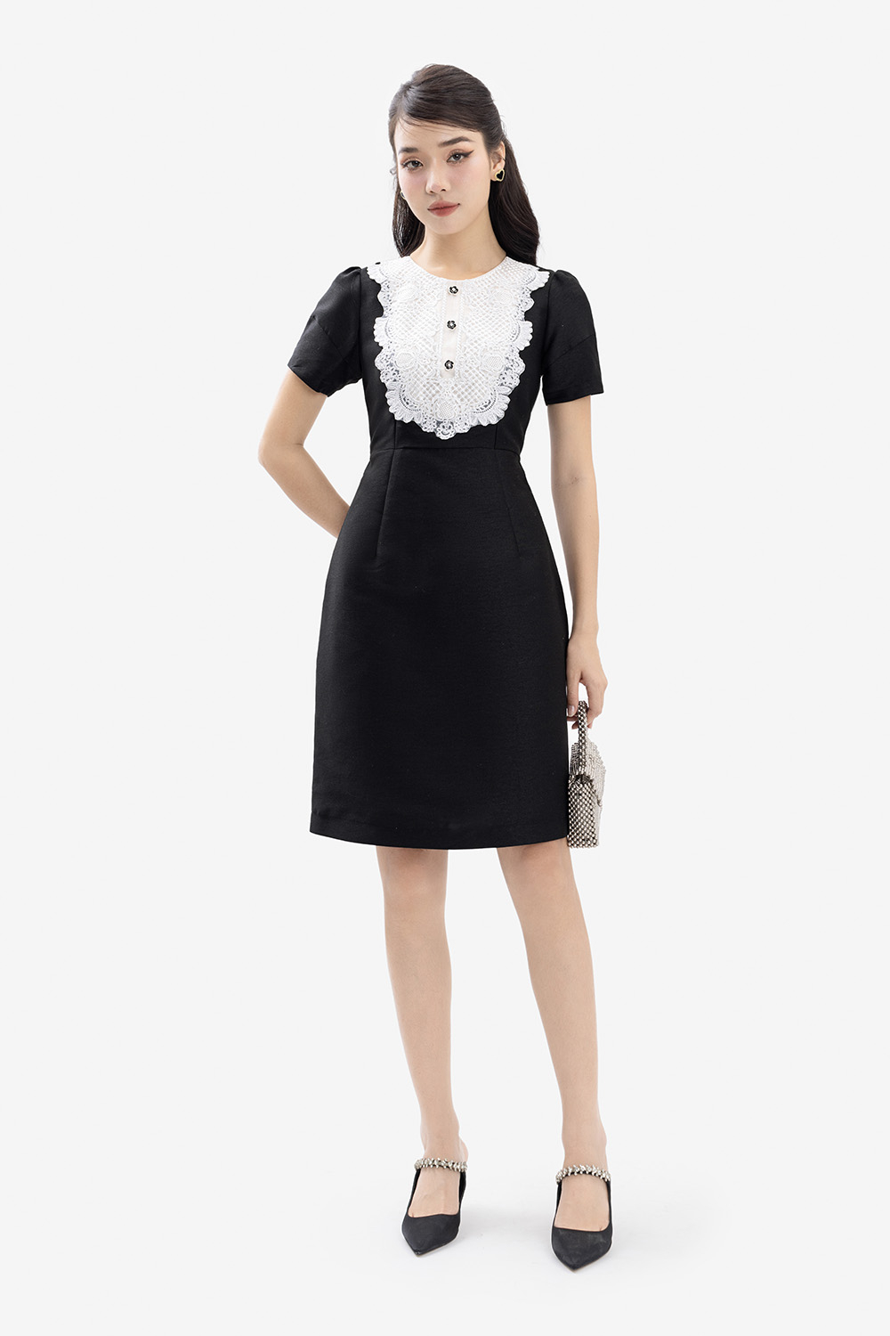 Đầm đen dáng chữ A phối ren trắng