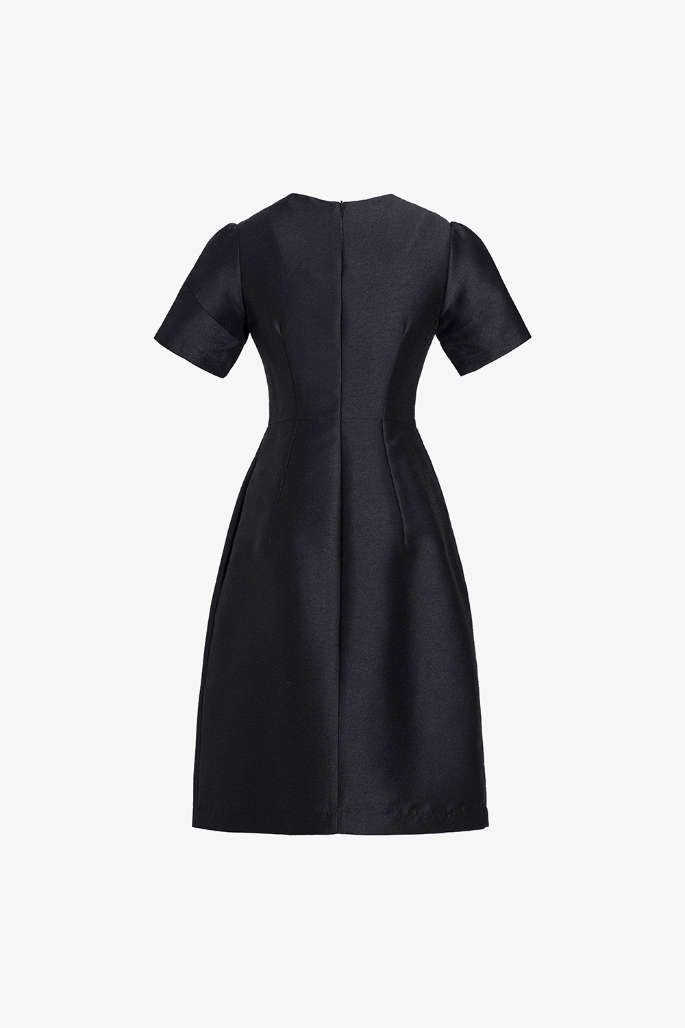 Đầm đen dáng chữ A phối ren trắng