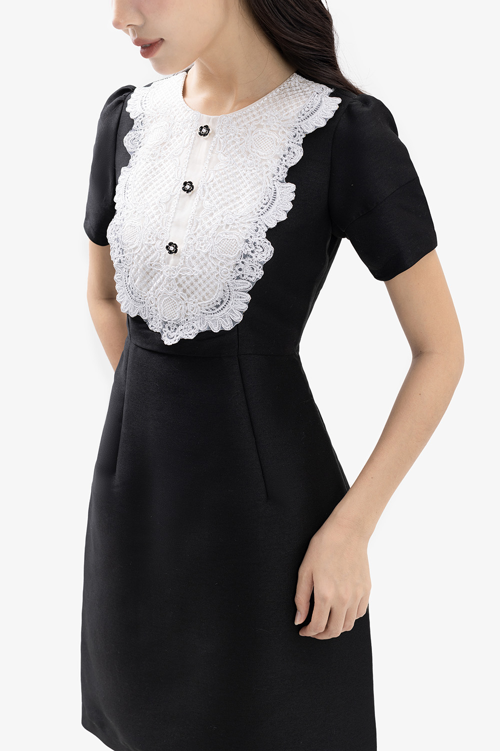 Đầm đen dáng chữ A phối ren trắng