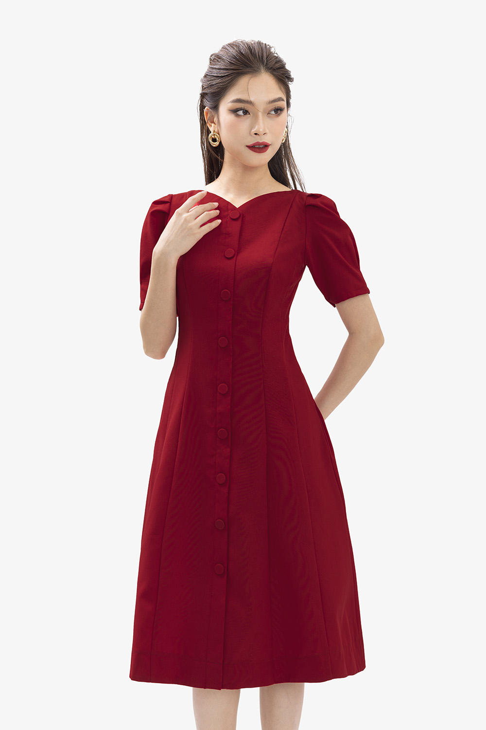 Đầm đỏ xòe phối nút tay phồng