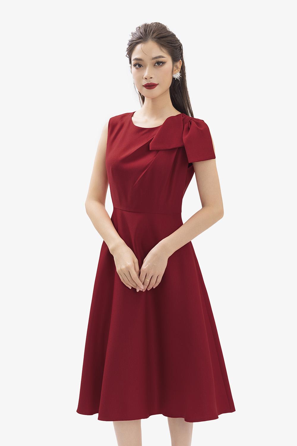 Chân váy đỏ mặc với áo gì để trở nên sang trọng và quyến rũ?