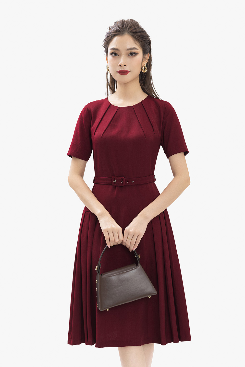 Đầm đỏ dáng xòe phối thắt lưng