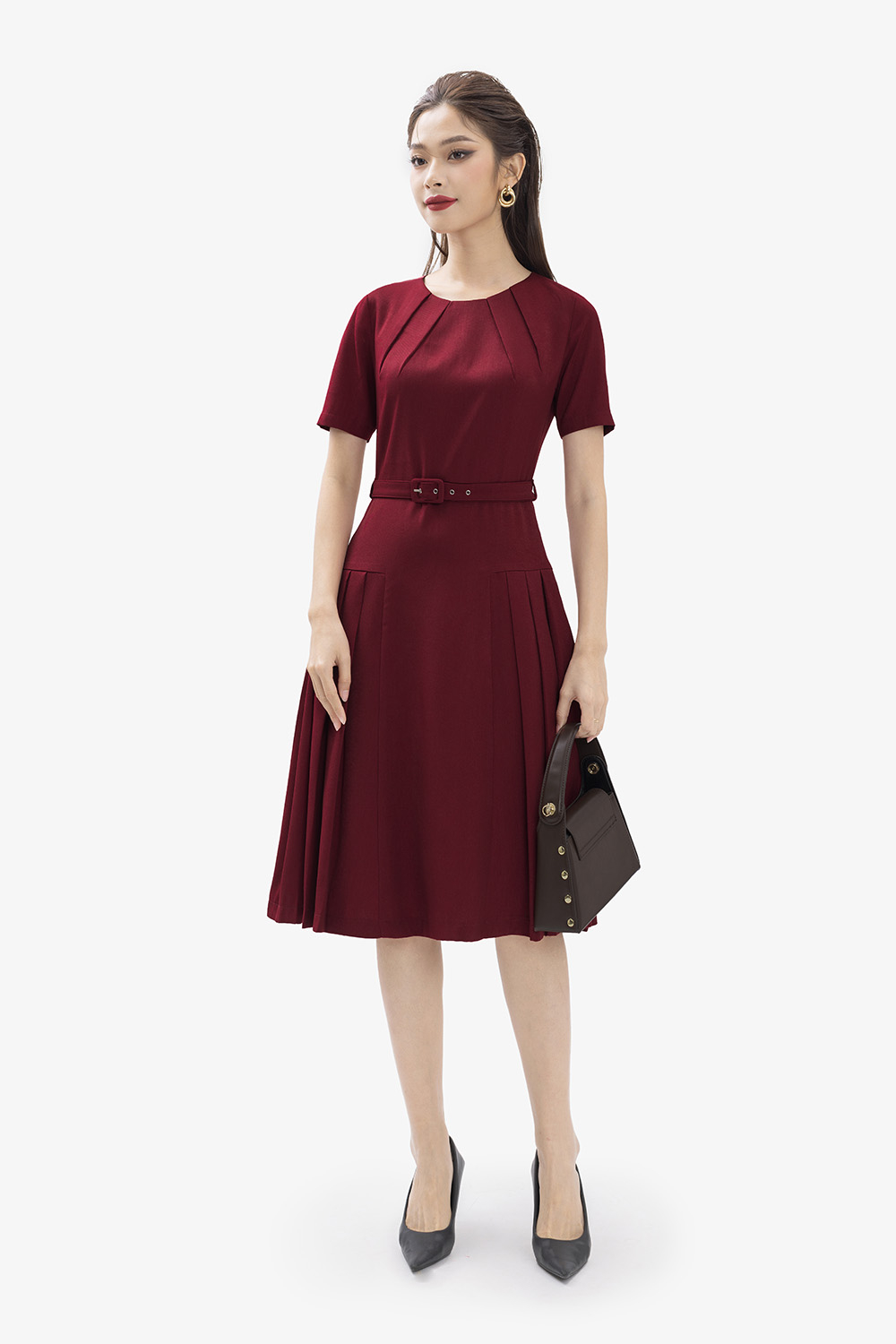 Đầm đỏ dáng xòe phối thắt lưng