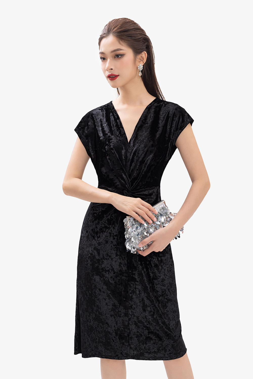 Đầm đen dự tiệc cổ V nhấn eo