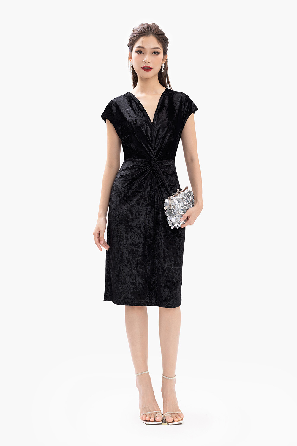 Đầm đen dự tiệc cổ V nhấn eo