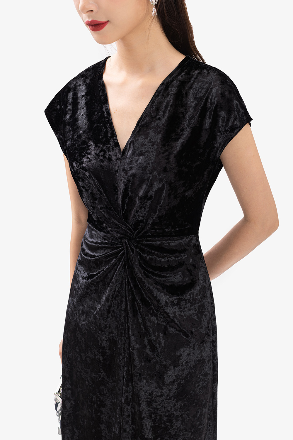 Đầm đen dự tiệc cổ V nhấn eo