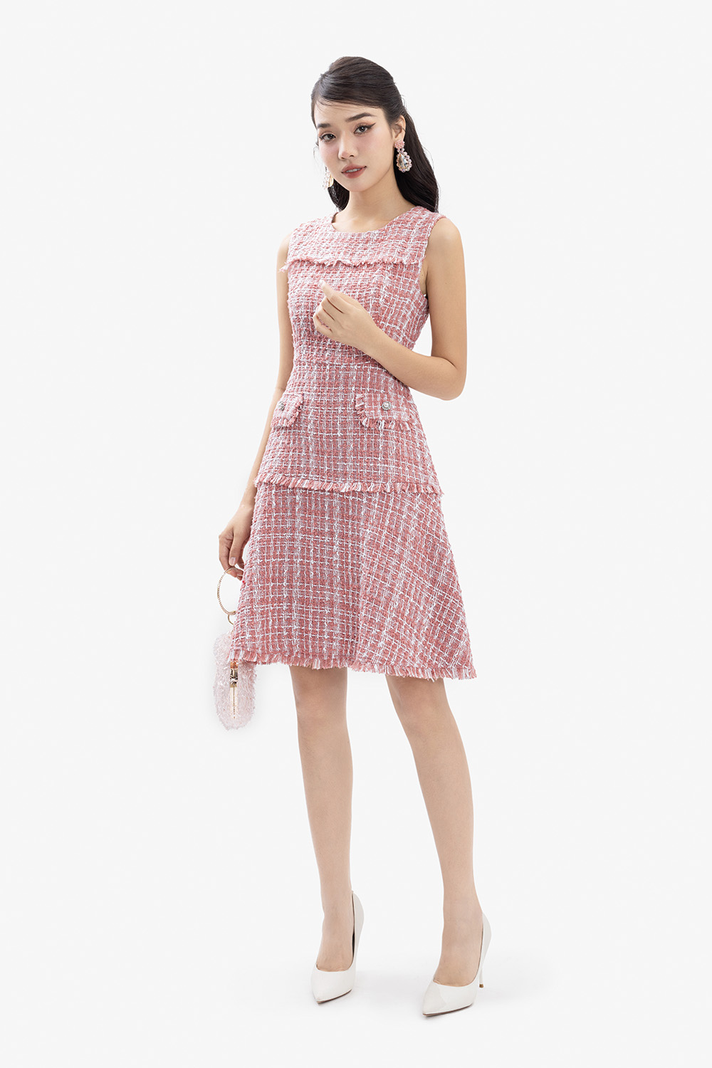 Đầm caro hồng sát nách phối túi