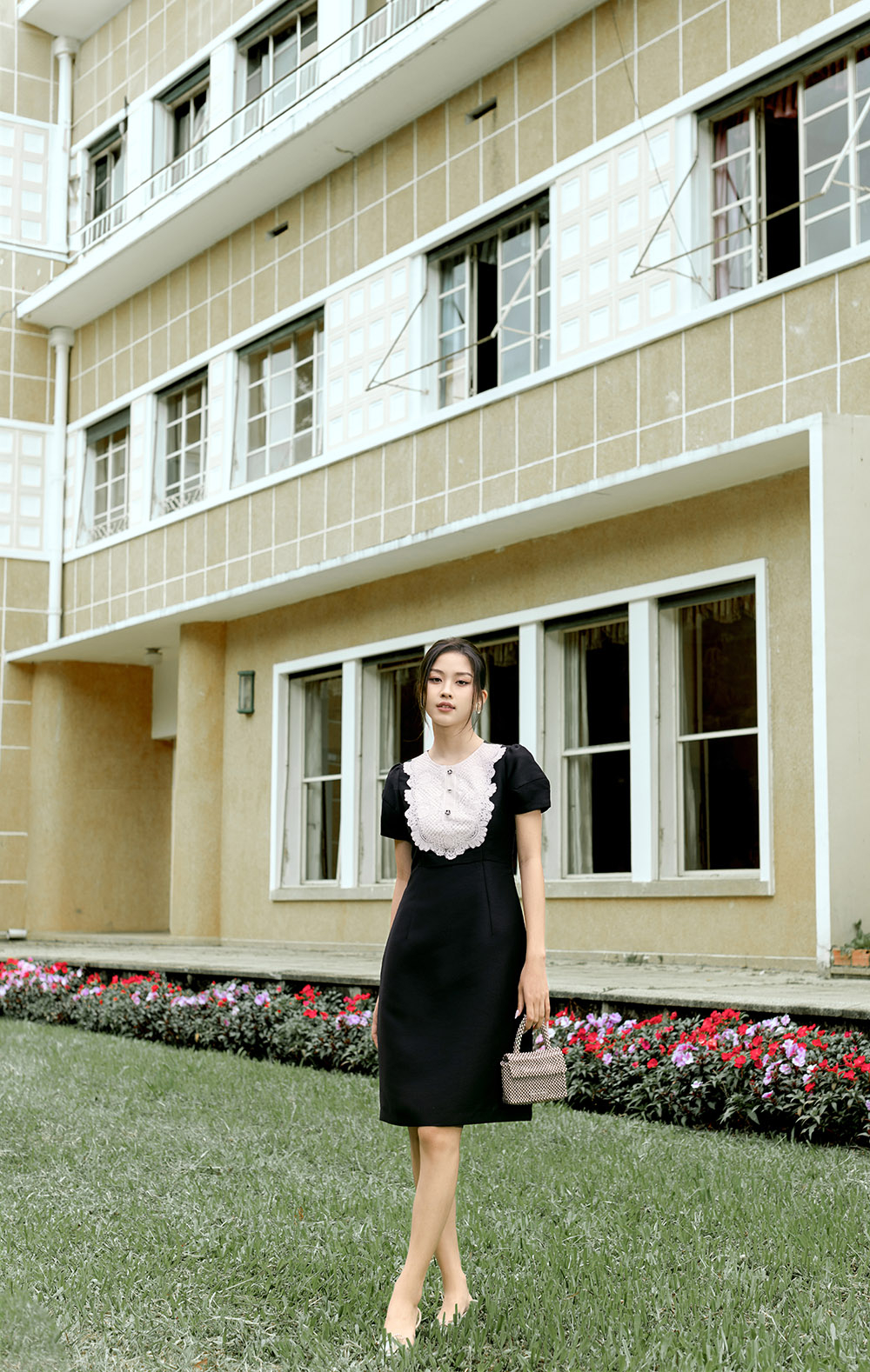 Đầm đen dáng chữ A phối ren trắng