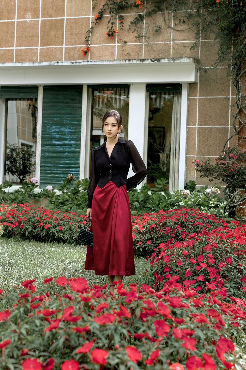 Chân váy lụa satin màu đỏ nhún eo