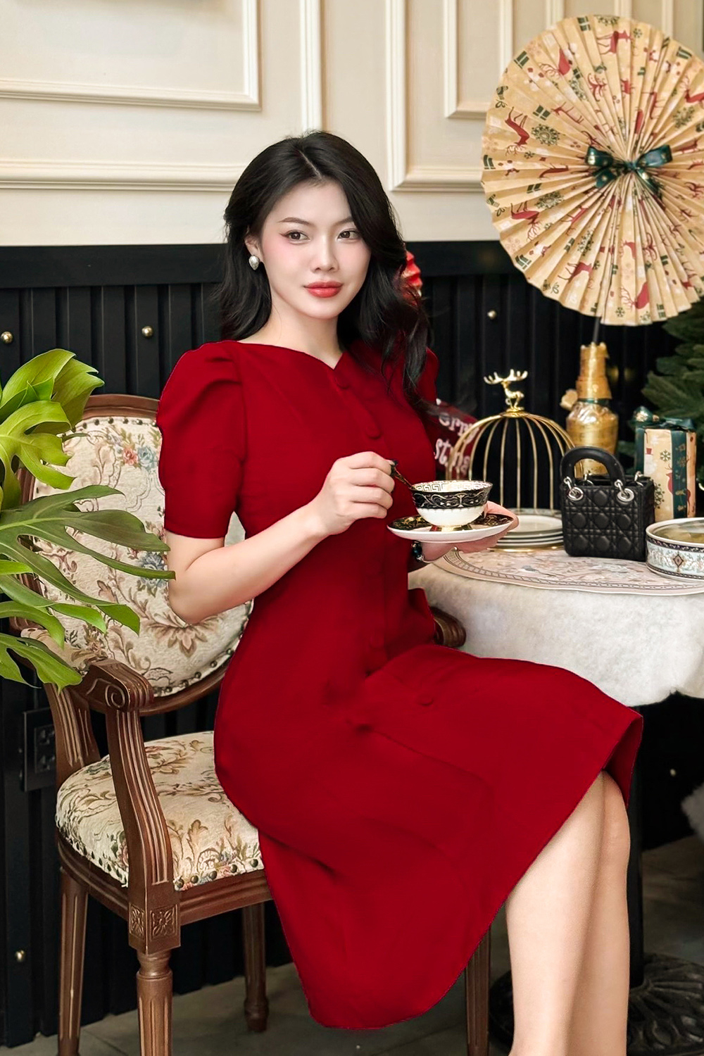 Đầm đỏ xòe phối nút tay phồng