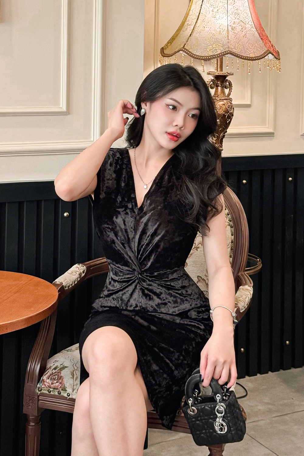 Đầm đen dự tiệc cổ V nhấn eo