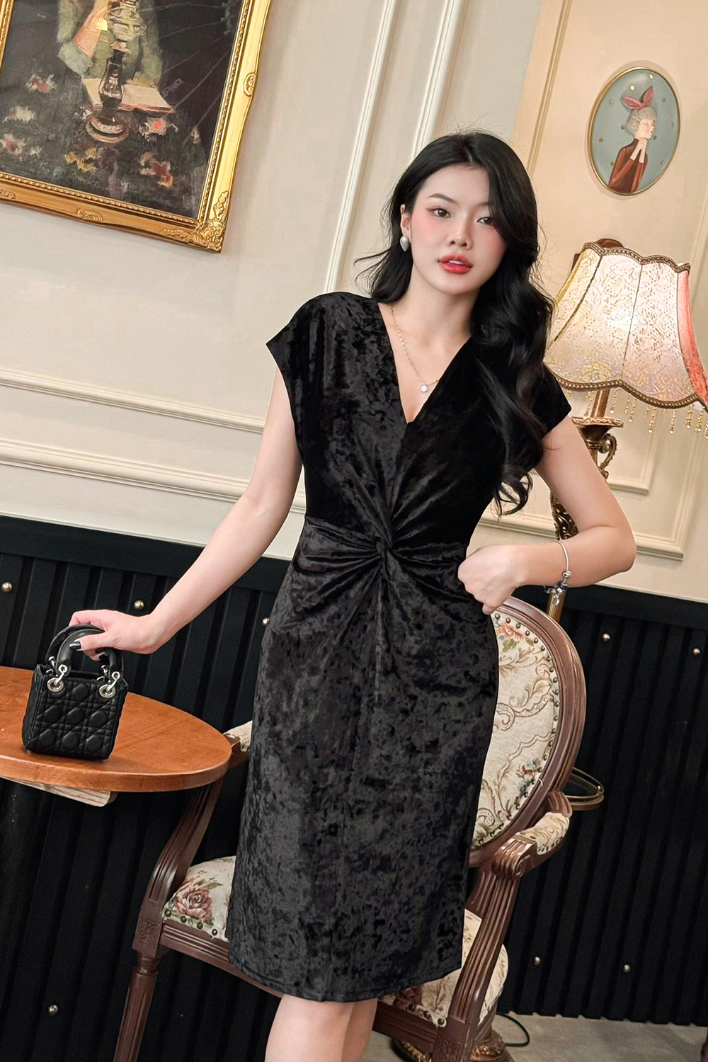 Đầm đen dự tiệc cổ V nhấn eo