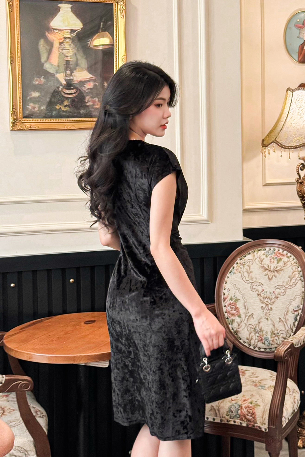 Đầm đen dự tiệc cổ V nhấn eo