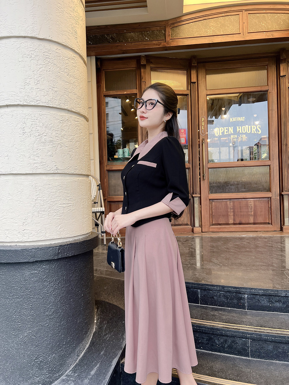 Áo kiểu nữ màu đen phối hồng cổ sen