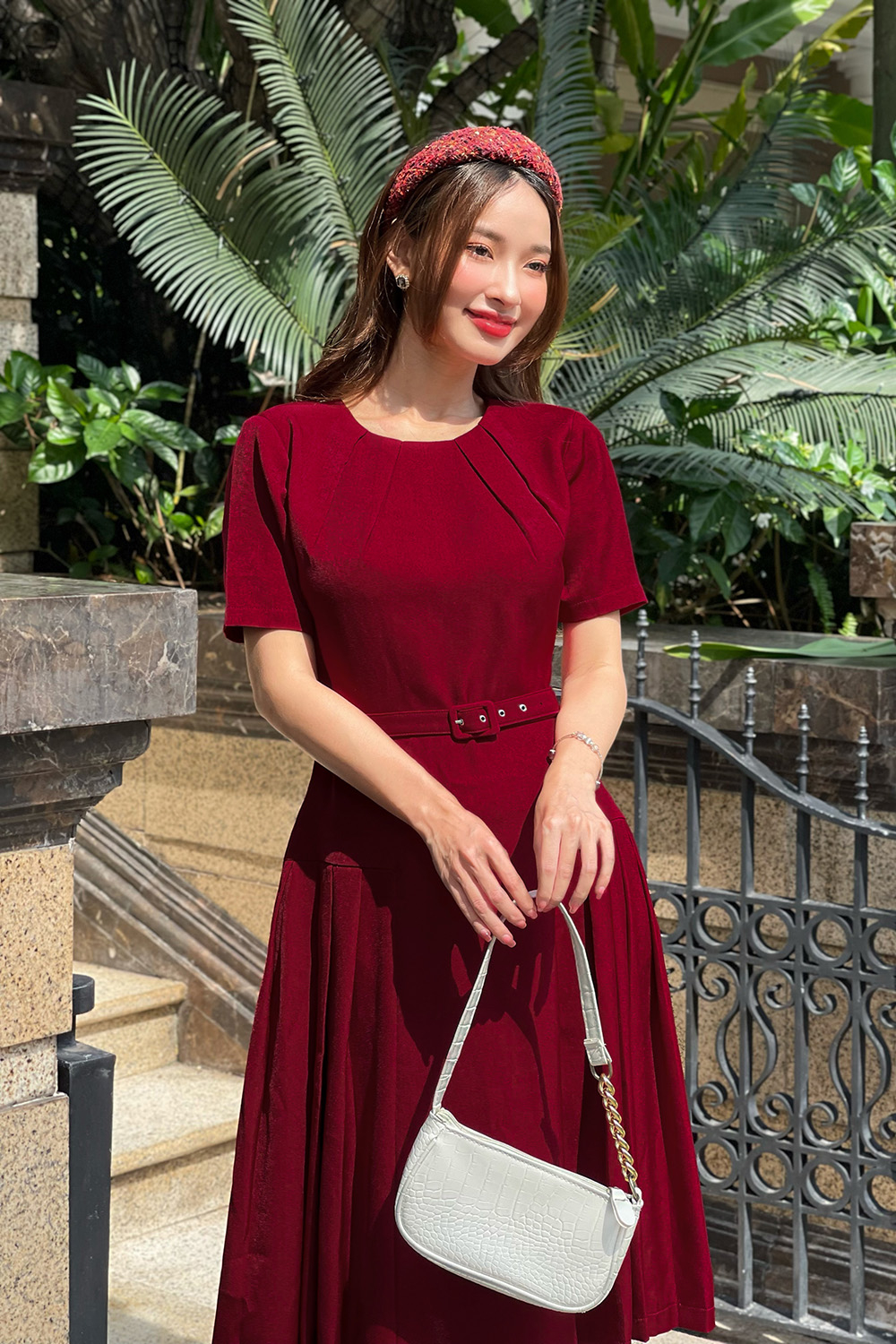 Đầm đỏ dáng xòe phối thắt lưng