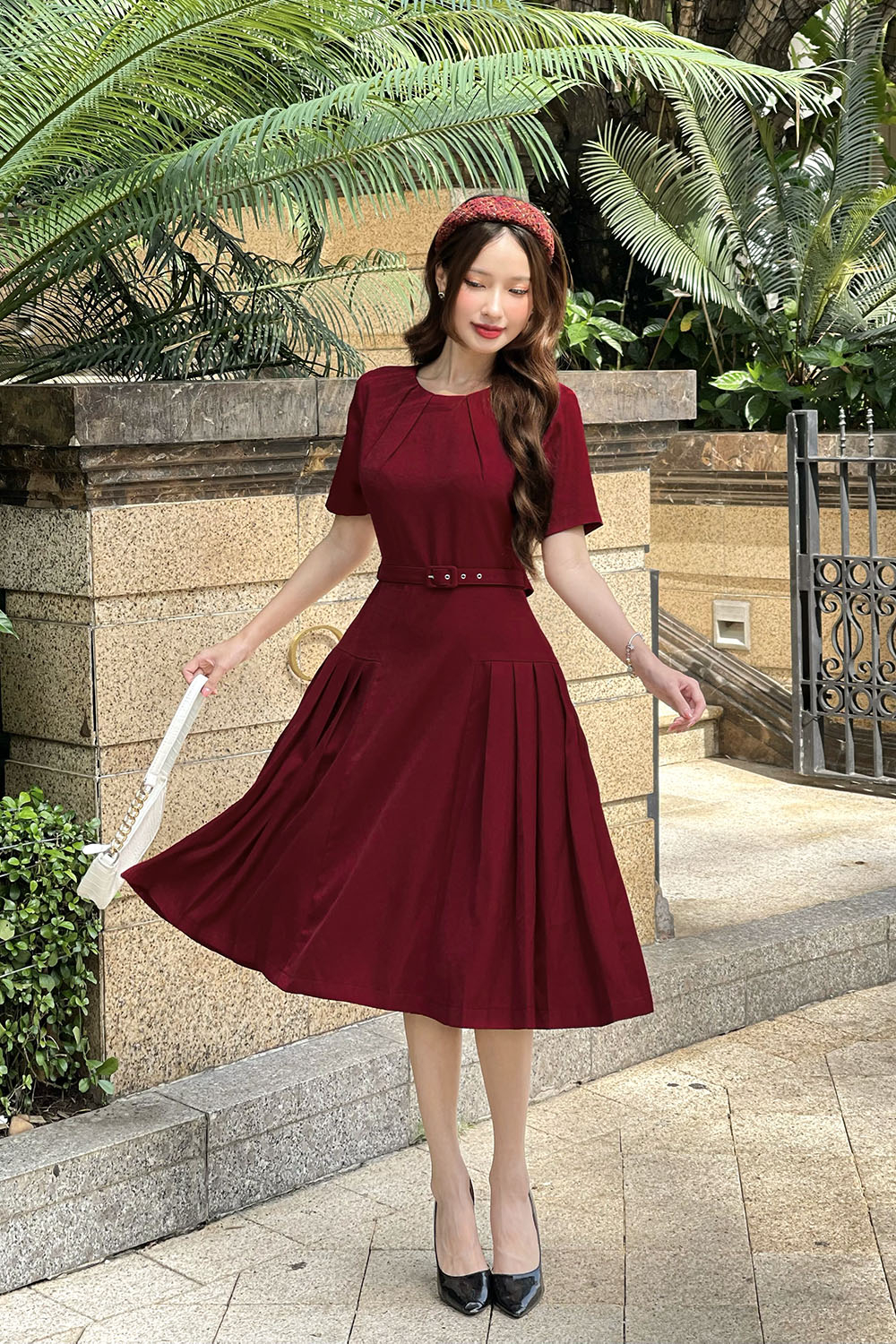 Đầm đỏ dáng xòe phối thắt lưng