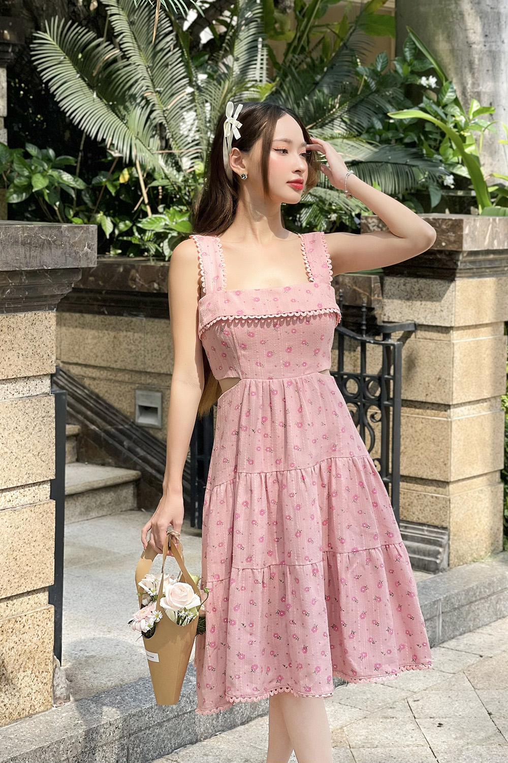 Đầm xòe hoa hai dây eo cut-out