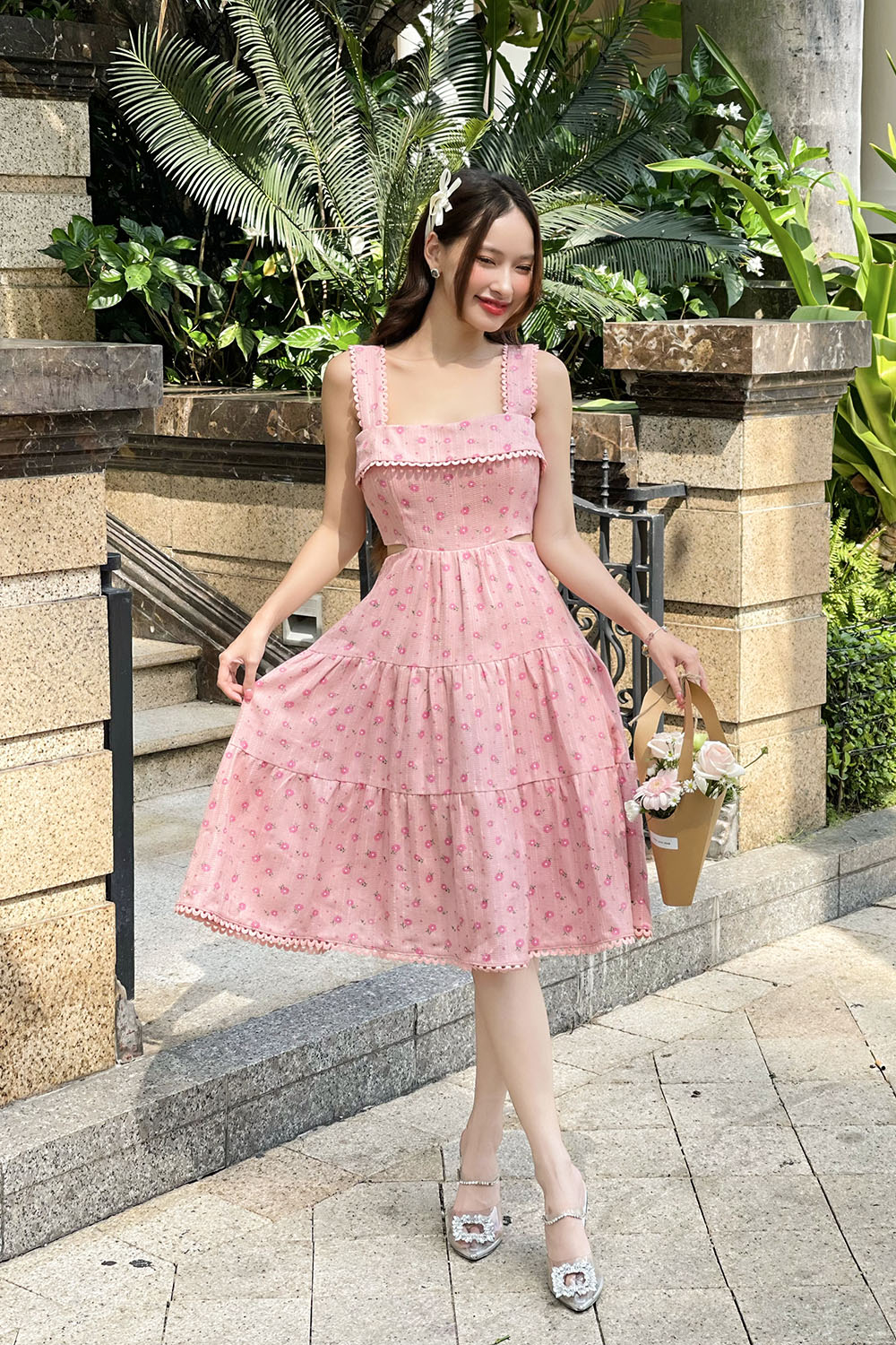 Đầm xòe hoa hai dây eo cut-out