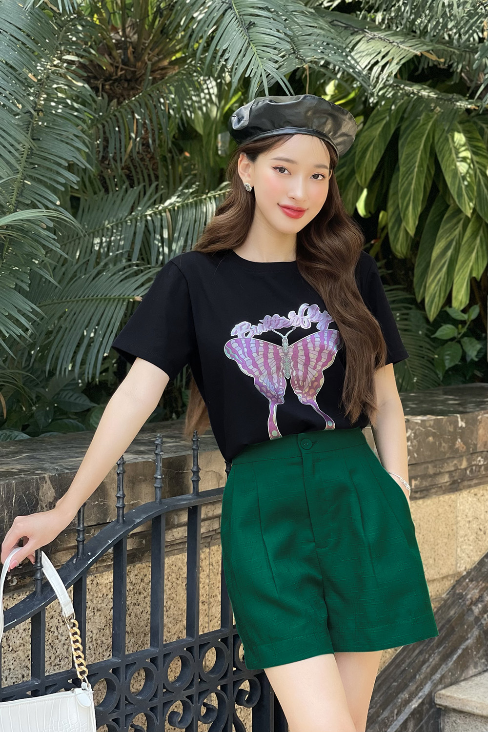 Áo thun nữ màu đen in hình bướm