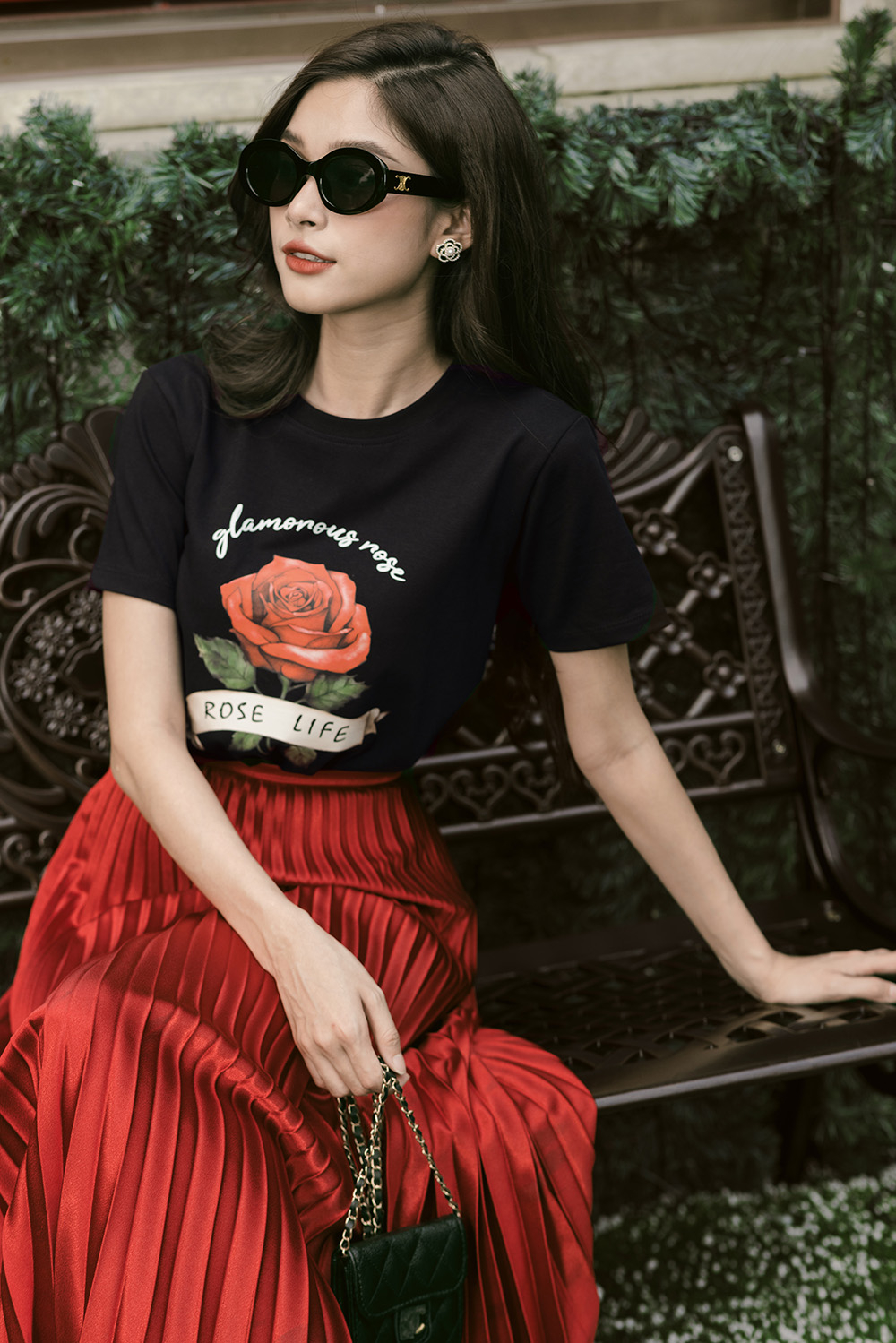 Áo thun nữ màu đen in hoa hồng