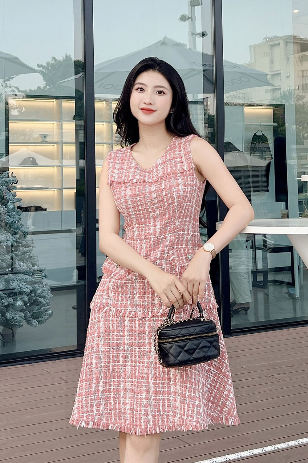 Đầm caro hồng sát nách phối túi