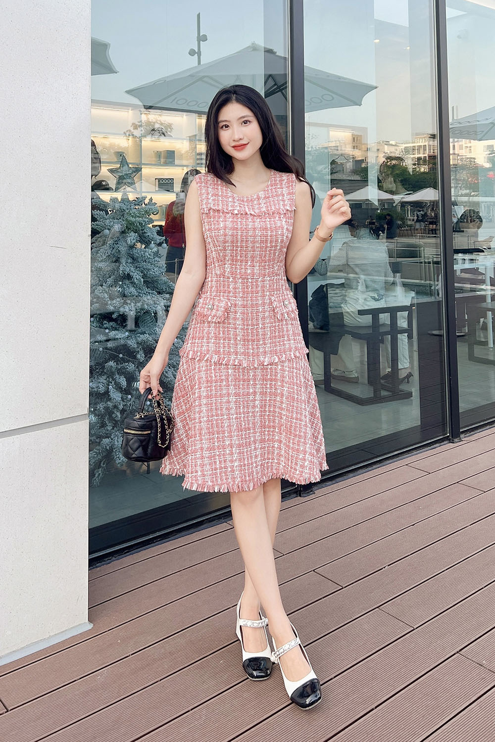 Đầm caro hồng sát nách phối túi