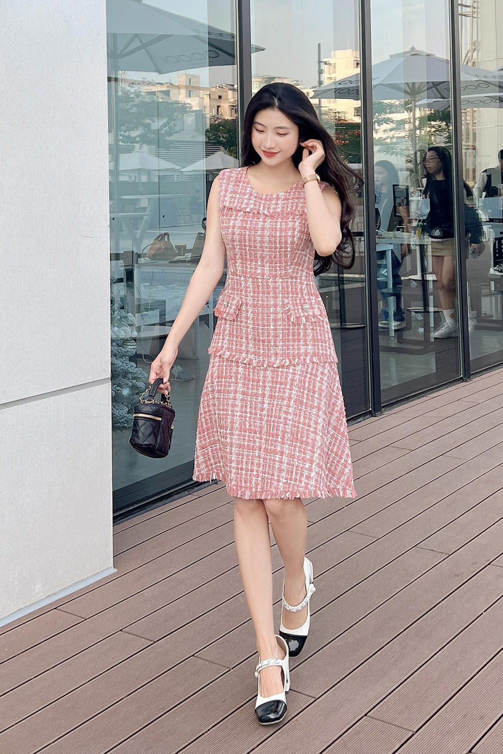 Đầm caro hồng sát nách phối túi